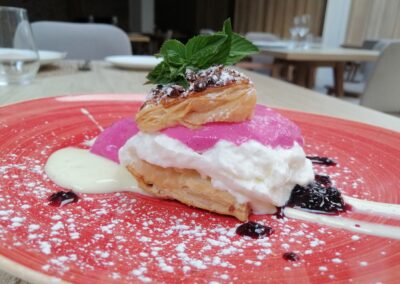 Hojaldre crujiente relleno de nata y crema pastelera a la lavanda.