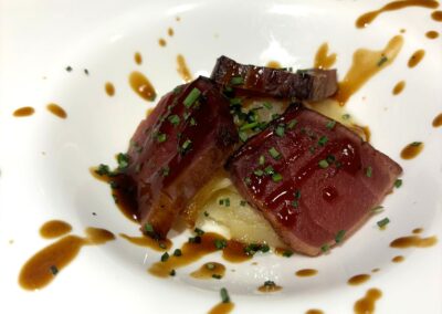 Taco de atún con salsa teriyaki.