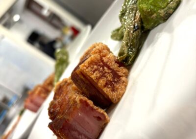 Torrezno con pimiento verde.